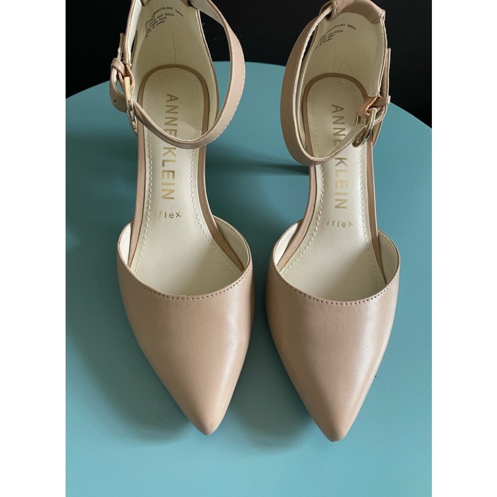 LIKE NEW Anne Klein Size 9 Cream/Bone heels